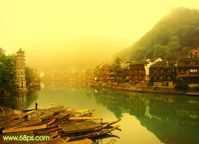 PS金黄色朝霞映射下的湖畔乡镇照片