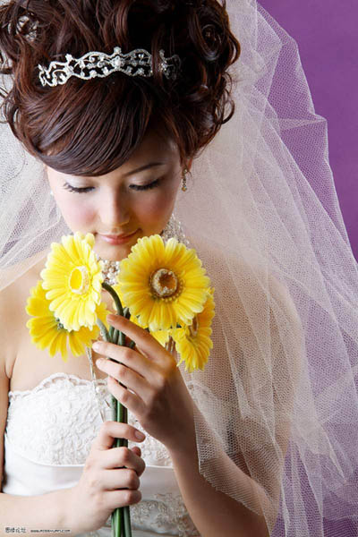 PS调制花朵飘舞的艺术婚纱照片