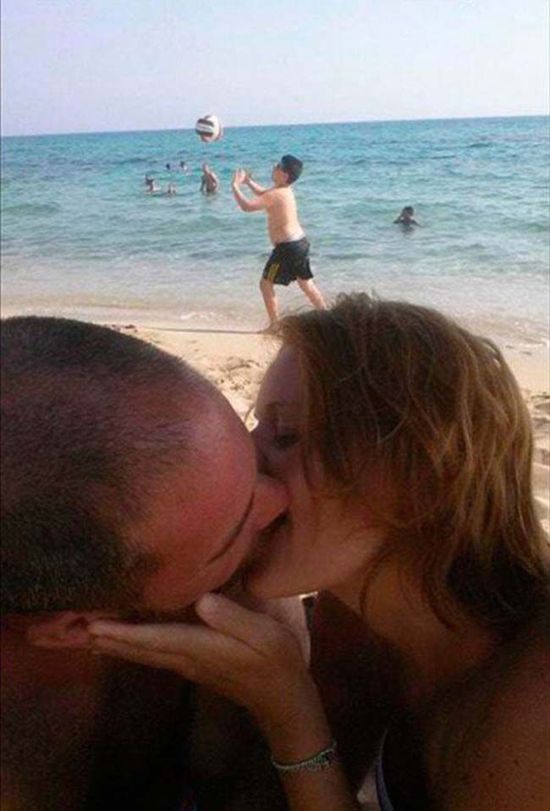 情侣求网友PS浪漫沙滩亲吻照 结果被玩