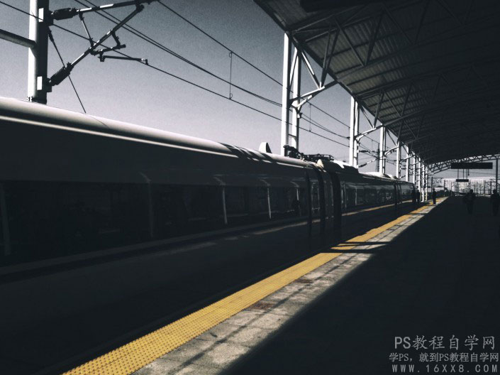 低饱和度，调出低饱和度火车站风景图片
