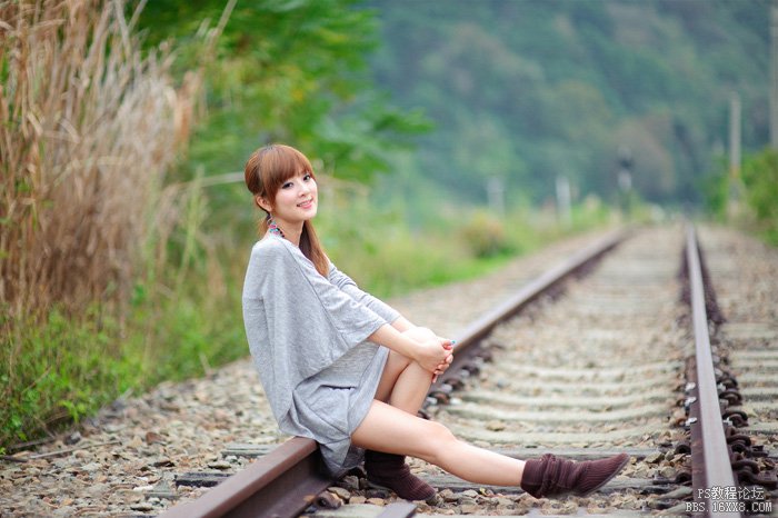 ps调铁路上的长腿连衣裙美女图片