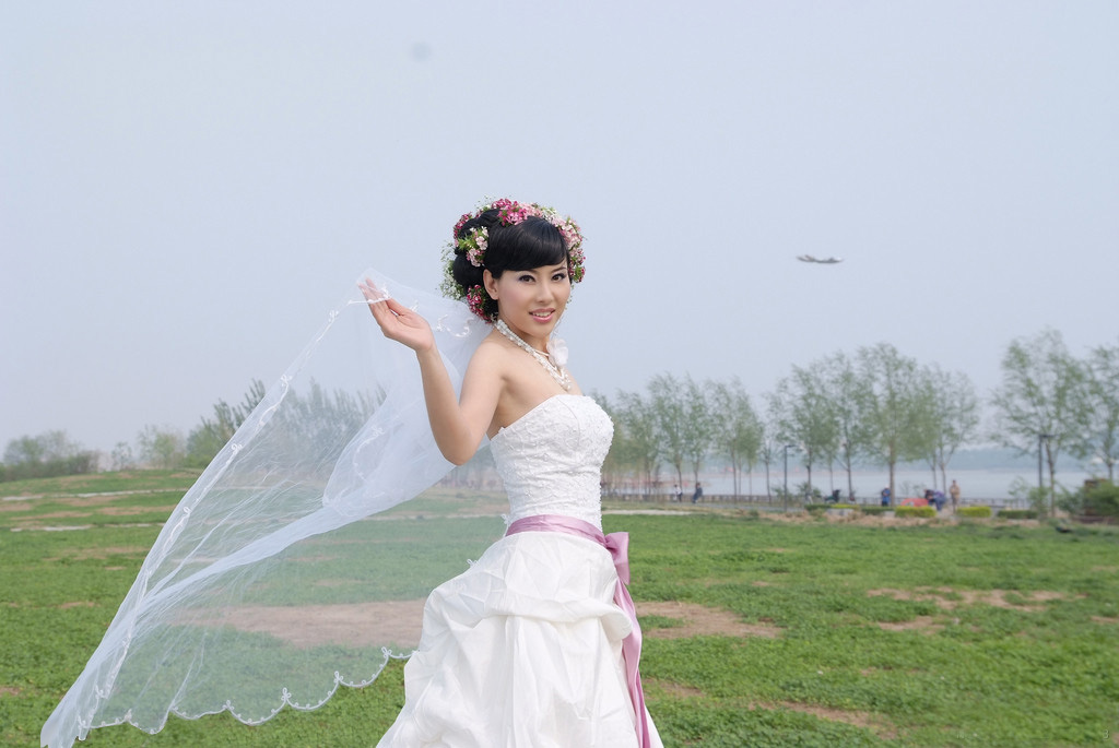 抠婚纱：用仿制图章和通道抠出复杂背景婚纱照教程