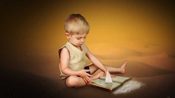 趣味合成：制作在沙漠中看海的小朋友读书的场景
