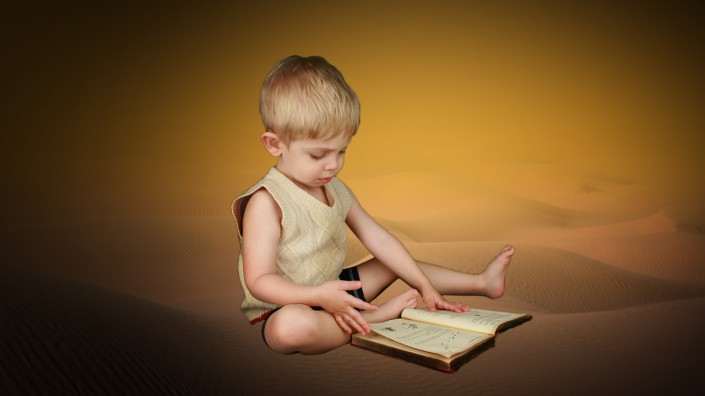 趣味合成，制作在沙漠中看海的小朋友读书的场景