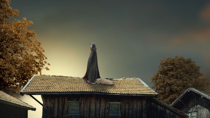 神秘合成，制作一个在屋顶上神秘的带着斗篷的女孩
