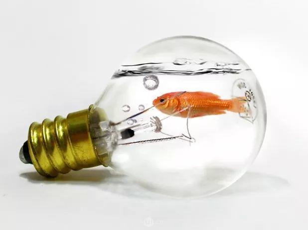 创意合成，通过PS合成金鱼在灯泡里畅游的场景