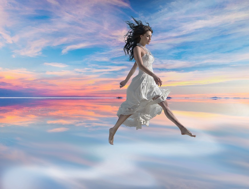多图合一，合成一张在水面上漂浮的女人照片