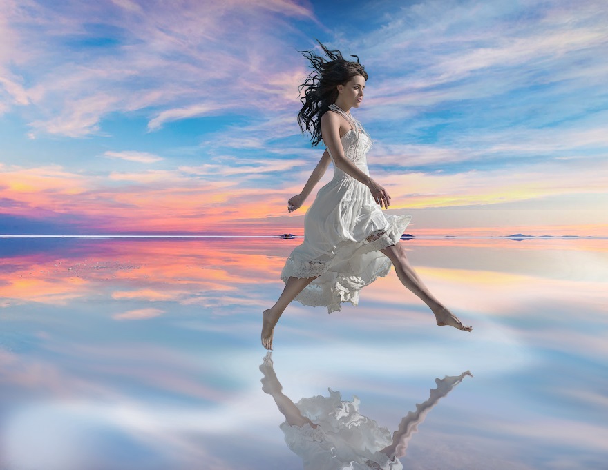 多图合一，合成一张在水面上漂浮的女人照片