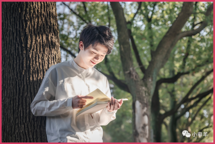 PS给帅气的男生照片抠图，抠出帅气男生在校园树林里看书的场景。