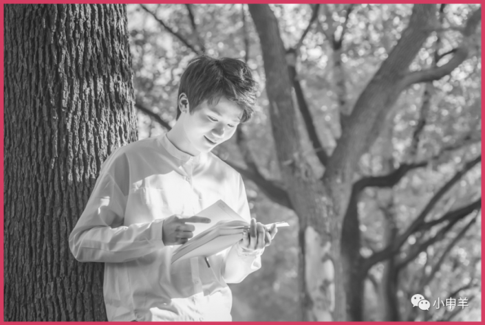 PS给帅气的男生照片抠图，抠出帅气男生在校园树林里看书的场景。