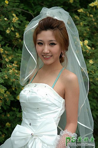 PS抠图教程：学习用背景橡皮擦工具快速抠出美女婚纱照。