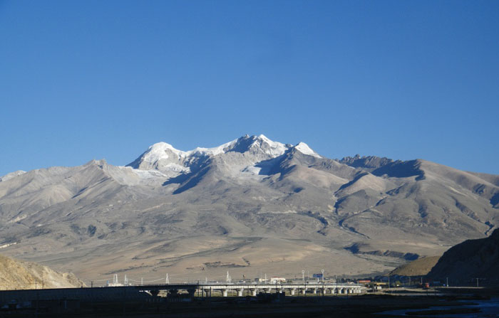 PS合成案例教程：用雪山加月亮素材图合成出超级大月亮自然场景。