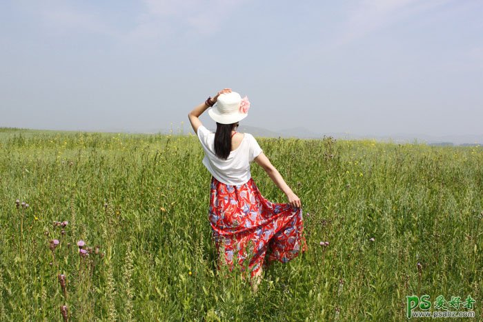 PS调色教程：把绿色草原上的美女调出淡黄的秋景风格