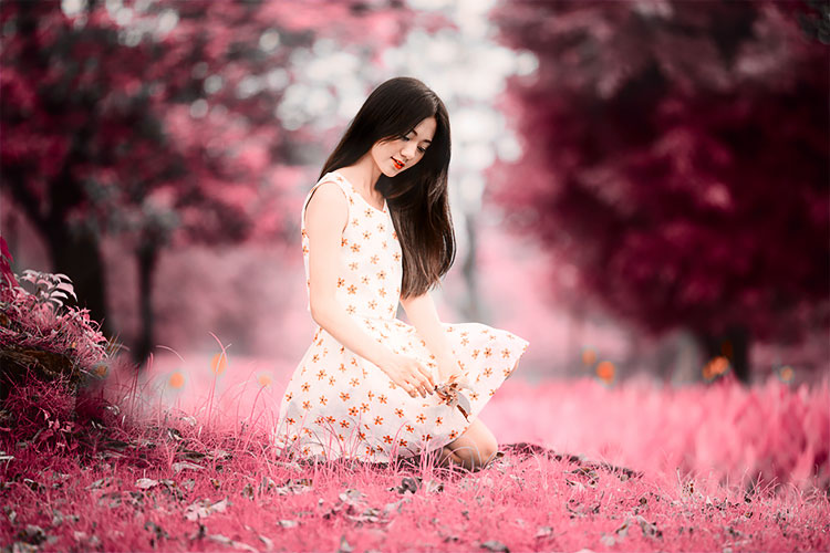 PS调色教程：给草地上的漂亮小姐姐调出粉红色的记忆感觉。