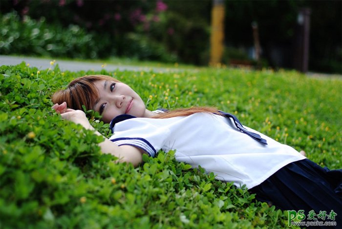 PS外景调色教程：给草地上外拍的清新少女写真照调出唯美的粉绿色