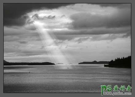 photoshop照片特效制作：打造黑白海景照片漂亮的透射光效果