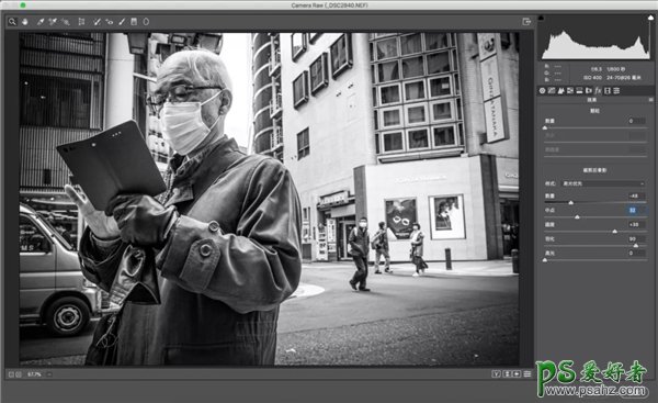 PS人像照片处理教程：给一张老人的街拍照片制作出质感的黑白效果