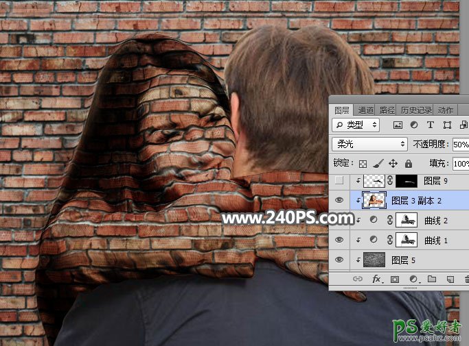 Photoshop创意合成从墙壁中钻出来的美女拥抱帅哥的特效图片