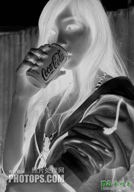 学习用PS滤镜和图层工具给喝可口可乐的女孩照片制作成黑白素描效