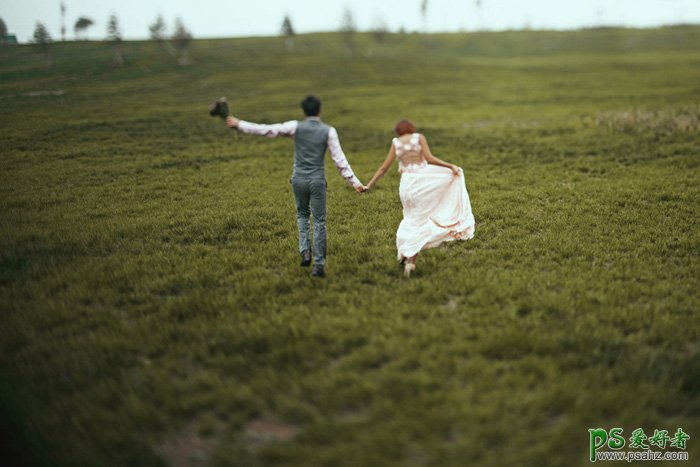 PS婚片后期调色：给田野中拍摄的情侣婚纱照调出唯美的逆光效果