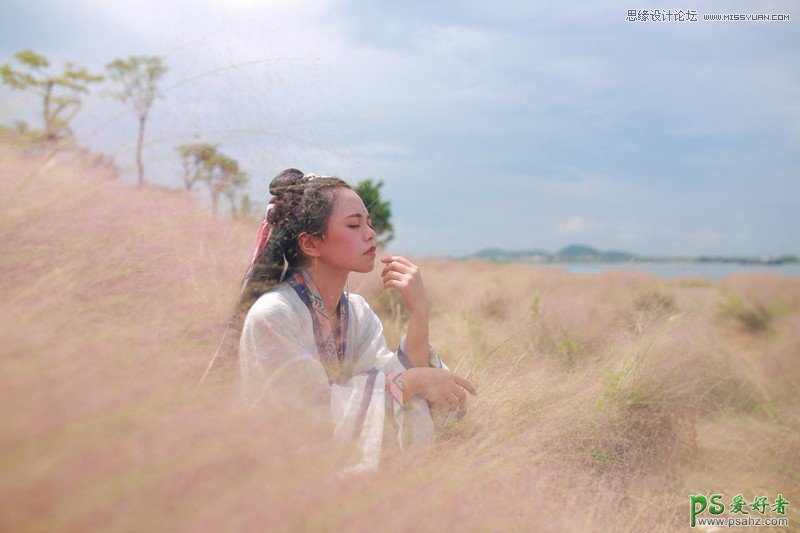 PS美女调色教程：给草丛中拍摄的古装美女艺术照调出粉色梦幻意境