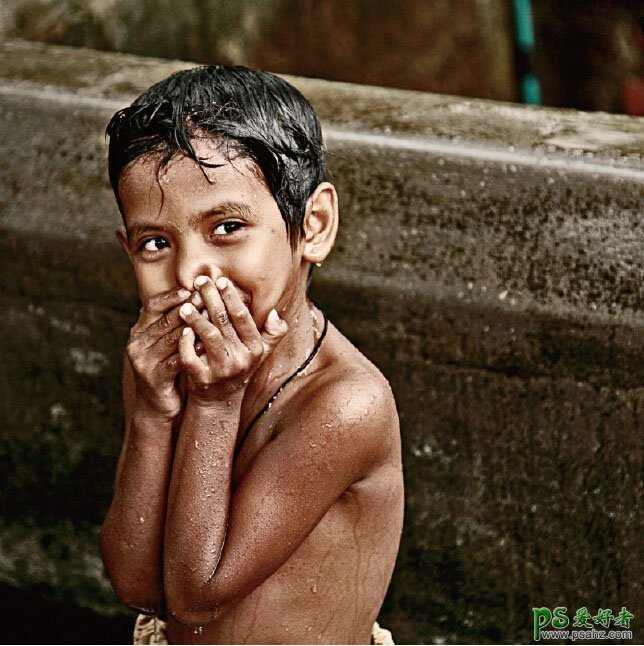 PS人像后期教程：给可爱的印度小男孩子照片制作出低饱和HDR效果