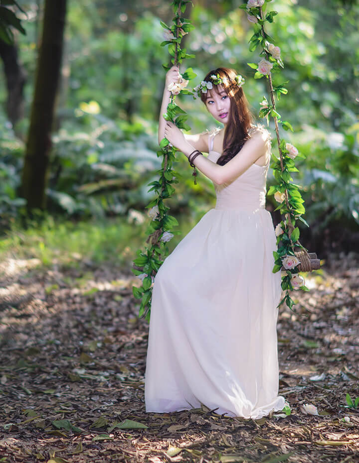 Photoshop给漂亮的森系少女外景照调出低饱和度青色调。