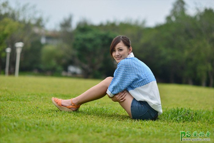 给外景草坪上的可爱美腿女孩生活照调出唯美的霞光色 PS调色教程
