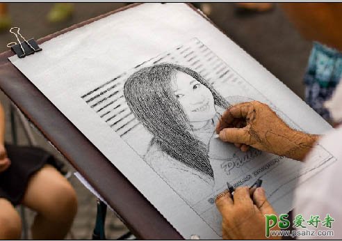 PS合成教程：把美女人像合成到正在绘画的纸张上面