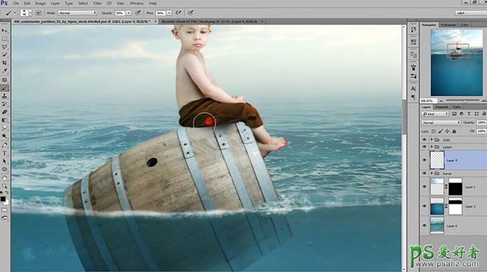 PS创意合成可爱小孩乘坐木桶漂泊在海上被水下鲨鱼凝视的场景