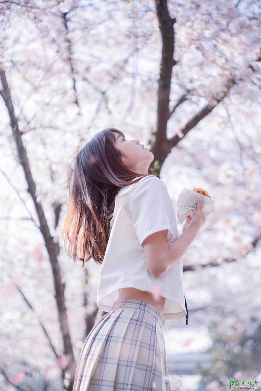 PS女生照片调色教程：学习给樱花树下的清纯女生调出清新甜美的色