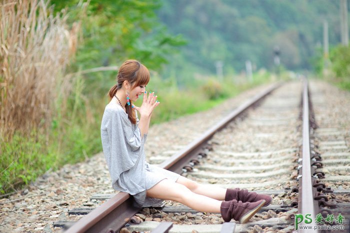 PS美女照片调色教程：给在铁道上自拍的韩国甜美女孩调出日系青蓝