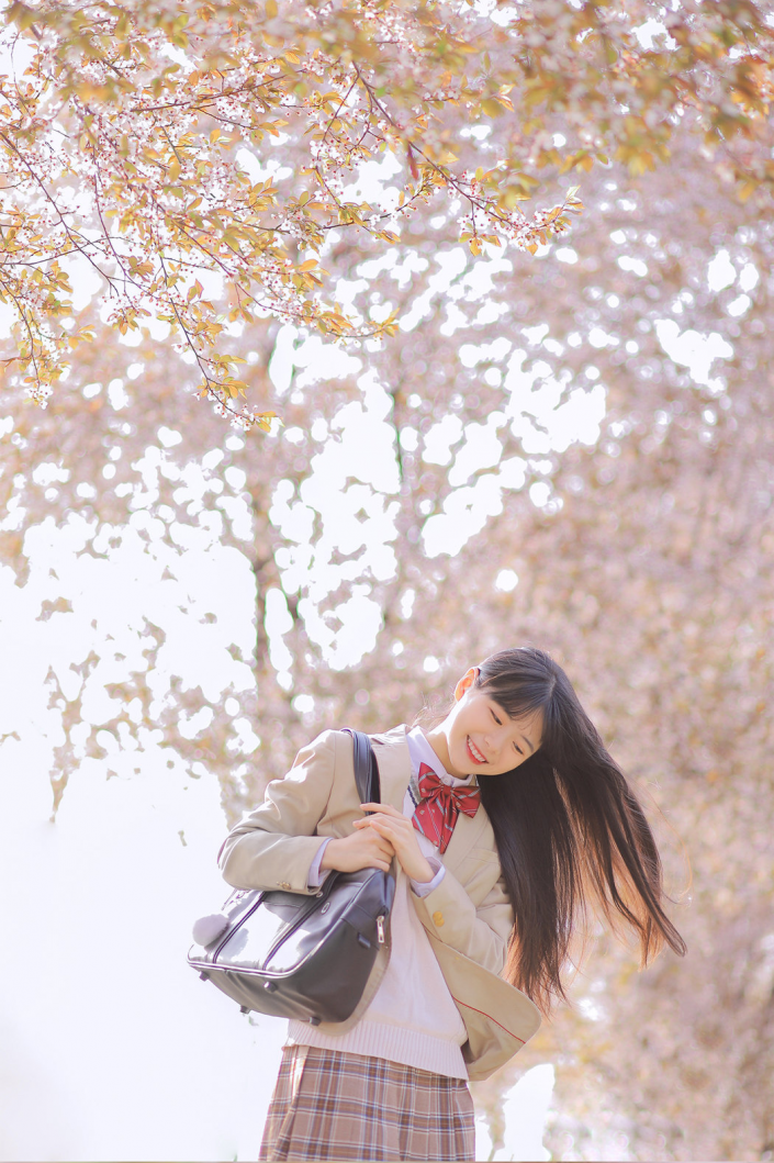 Photoshop给樱花树下拍摄的少女写真照调出日系小清新效果。
