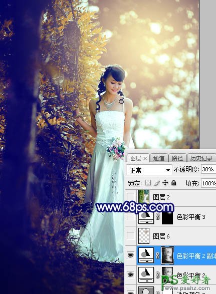 Photoshop调出蓝黄色秋季树林中漂亮的美女婚纱艺术照片