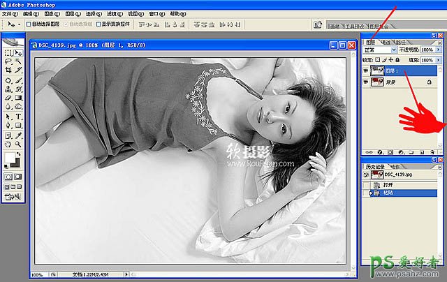 photoshop快速调出淡雅的中性灰色艺术美女床上写真照