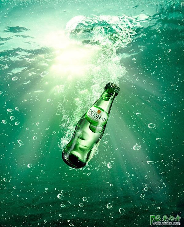 浸入水中效果的产品宣传海报，创意水中的产品海报设计。