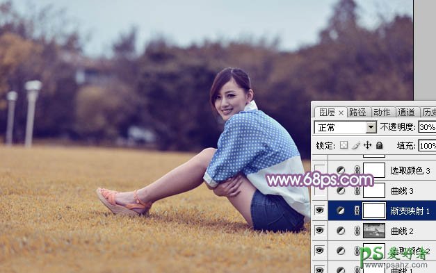 photoshop给公园草地上自拍的甜美女孩儿生活照调出淡调蓝黄色