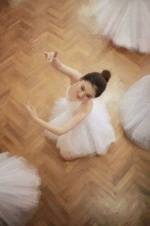 PS照片美化教程：设计朦胧感十足的油画效果舞蹈少女照片。