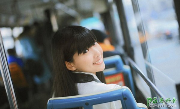Ps摄影后期：给公交车上漂亮的女孩儿照片制作成胶片效果