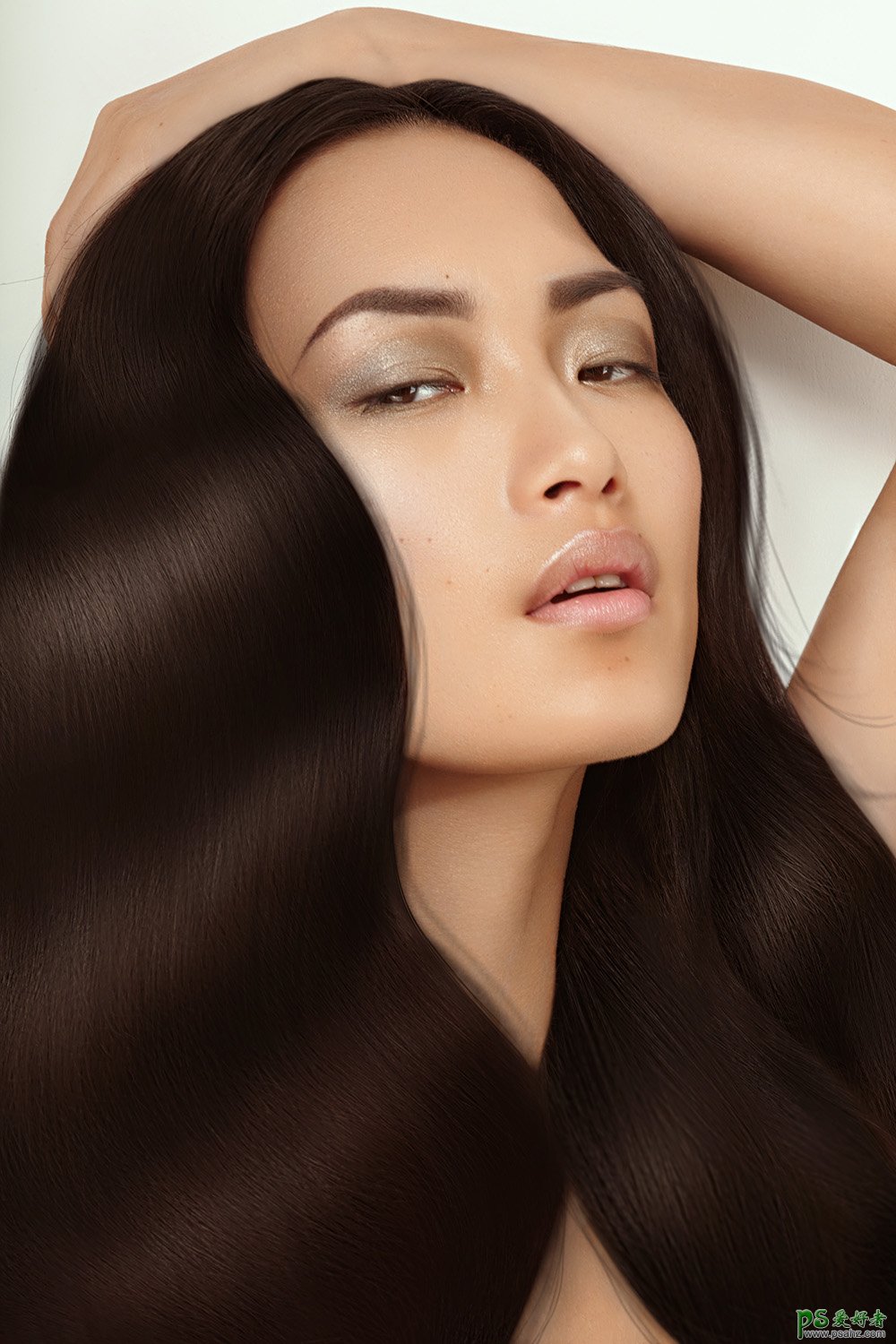 P图技巧教程：学习把美女杂乱的头发丝后期修出柔顺光滑的效果。