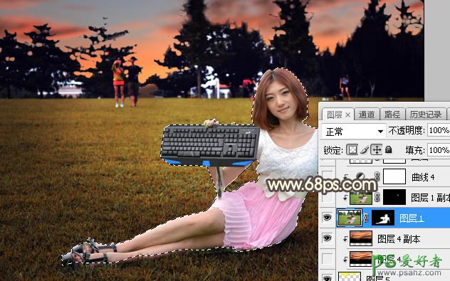 Ps给公园中手拿电脑键盘自拍的广告美女外景照调出温馨的黄色调