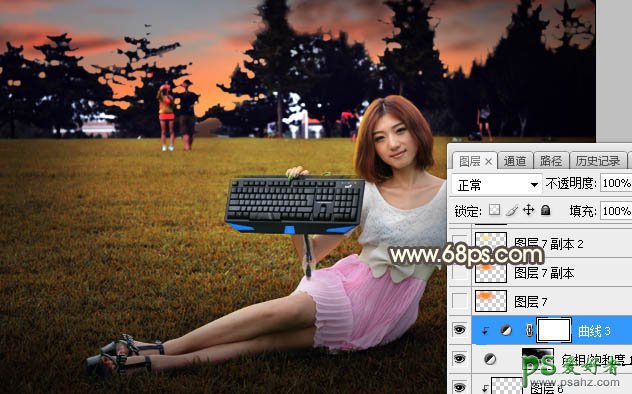Ps给公园中手拿电脑键盘自拍的广告美女外景照调出温馨的黄色调